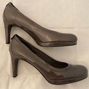 Stuart Weitzman classic grey patent leather pumps sz 10 (fits 9.5)